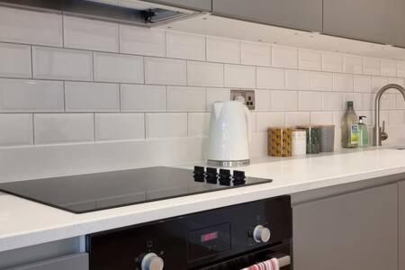 Beautiful Apartment Overlooking A Garden Лондон Экстерьер фото