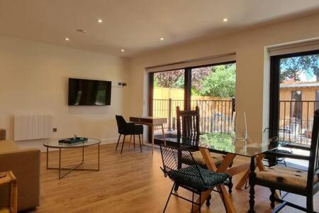 Beautiful Apartment Overlooking A Garden Лондон Экстерьер фото